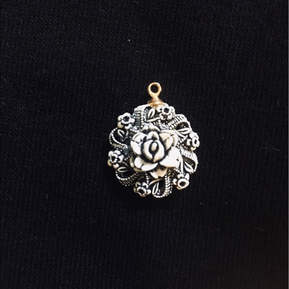 Rose charm! 🌹 - Picture 2 of 4